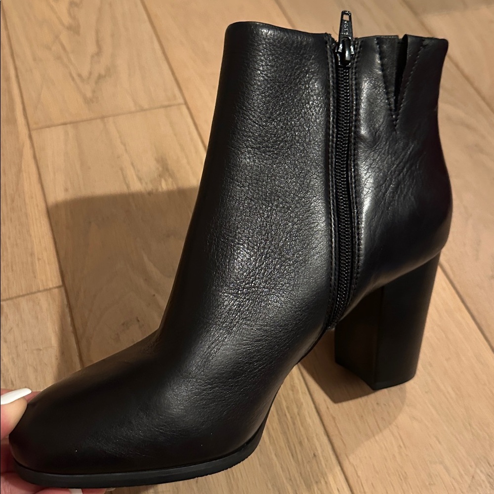 New! Vionic Kennedy Leather Ankle Boot! Size 9 - Picture 4 of 5